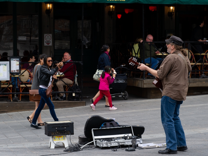 ARTISTES DANS LA RUE | STREET ARTISTS